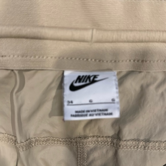 Nike Men's size 34 tan cargo pant. Like new with hip side pockets on both sides - Picture 2 of 5